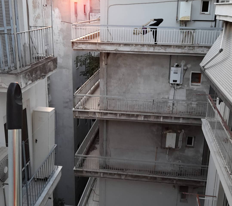 balconi di palazzi grigi